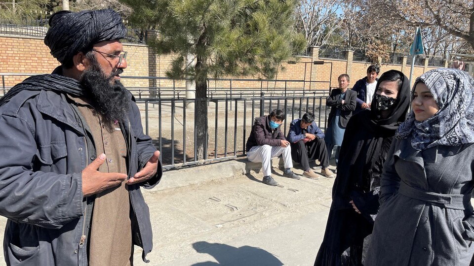 Des étudiants sur le terrain de l'Université de Kaboul. 