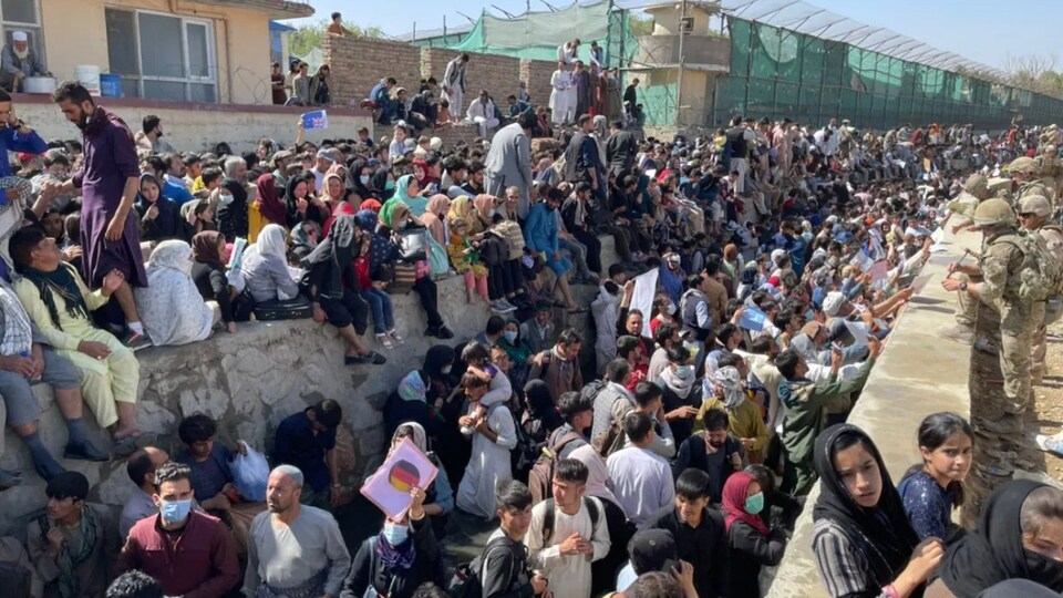 Des milliers de réfugiés attendent devant l'aéroport de Kaboul en septembre après la prise de contrôle de l'Afghanistan par les talibans.