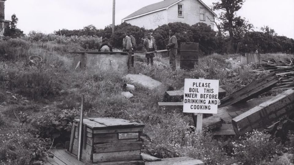 Enfants près d'un puits à Africville vers 1965.