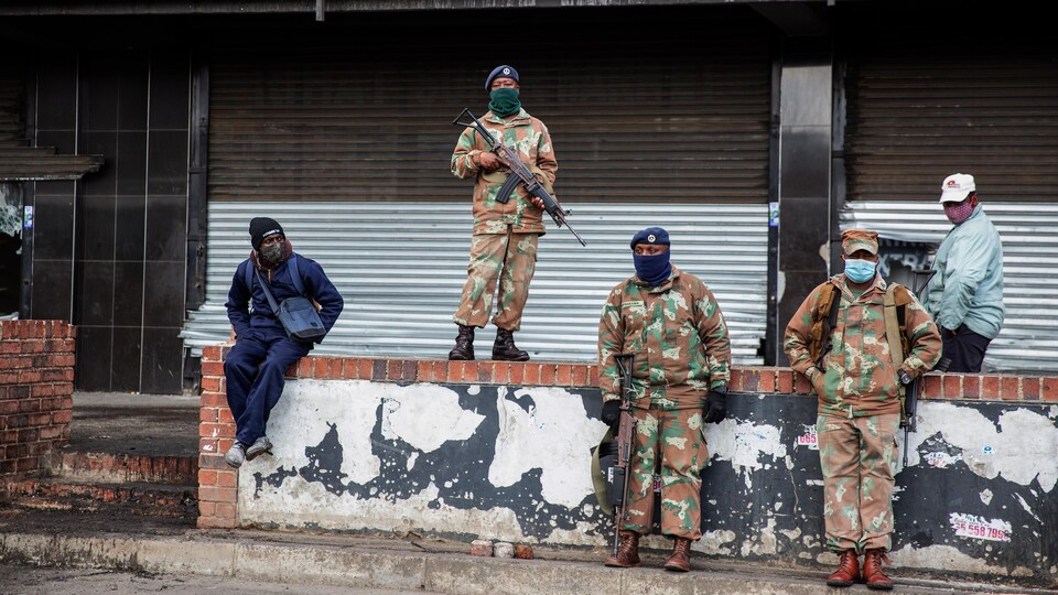 Des soldats montent la garde.
