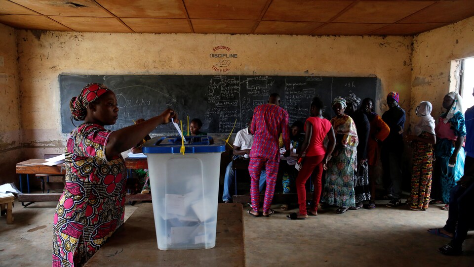 Des gens votent dans un pays d'Afrique.