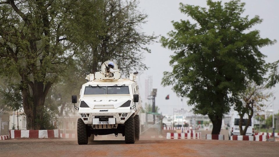 Un blindé des Nations unies quittant une base au Mali.