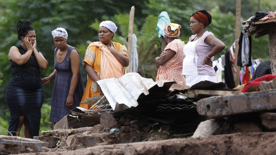 Des femmes sinistrées après des inondations en Afrique du Sud.