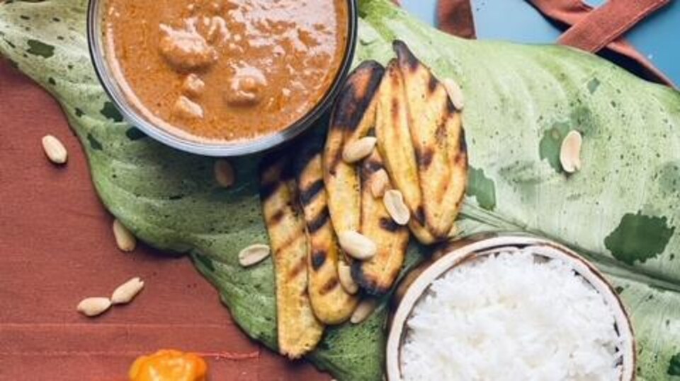 Plat afrovégane composé de riz, de bananes plantains et de ragoût à base de viande.