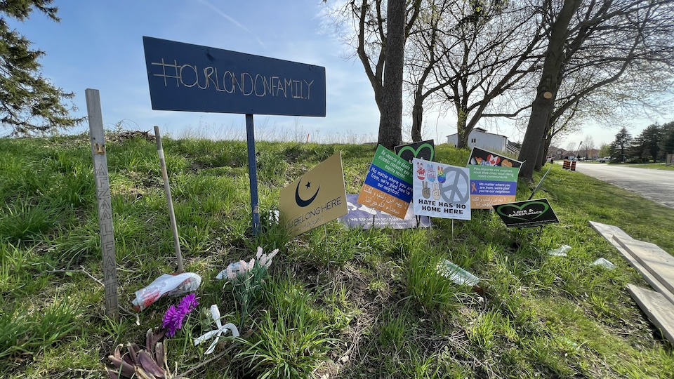 Des panneaux commémoratifs et des fleurs sont plantés à l'endroit où la famille a été fauchée en 2021 par un camion-bélier.