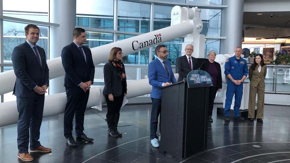 Le ministre fédéral des Transports, Omar Alghabra, lors d'une annonce dans les locaux de l'Agence spatiale canadienne.