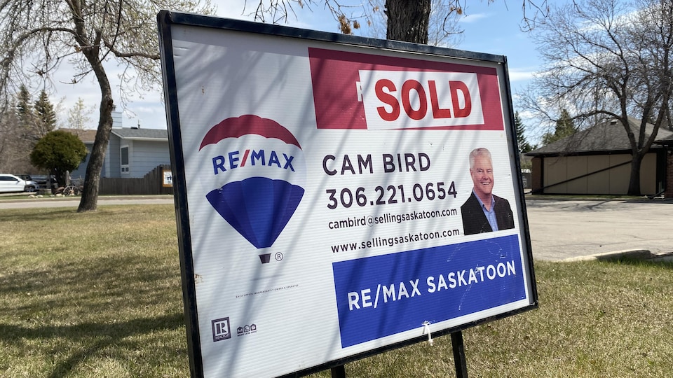 Une pancarte de l'agent immobilier Cam Bird à Saskatoon.