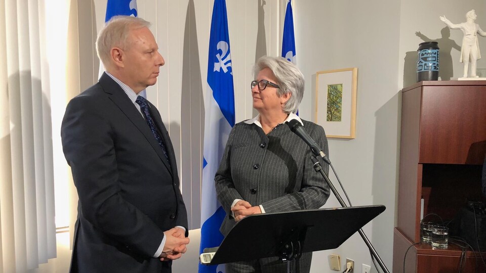 Le chef du Parti québécois, Jean-François Lisée, et la députée Agnès Maltais lors d’un point de presse dans le bureau de la circonscription de Taschereau.
