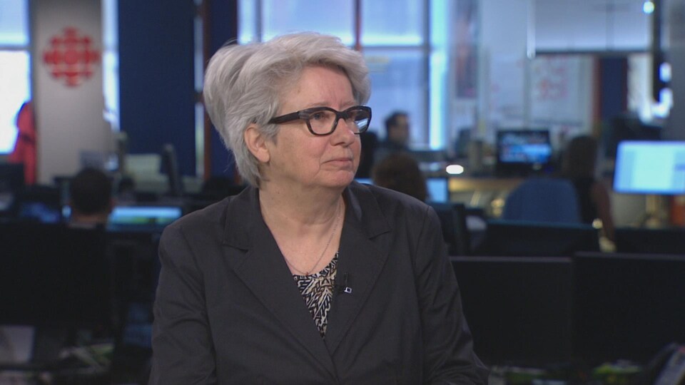 Agnès Maltais en entrevue au centre de l'information de Radio-Canada à Montréal. On voit la salle de nouvelles derrière elle.