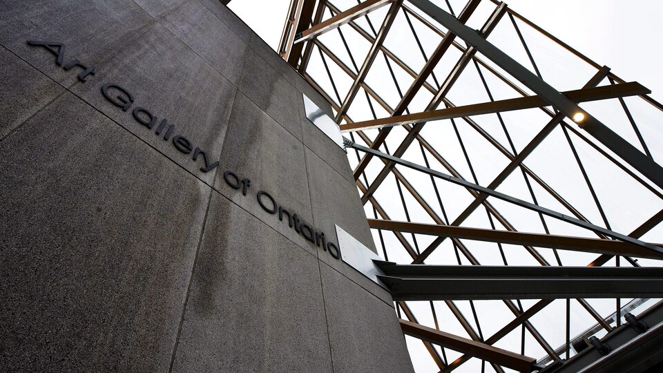 Une photo de la façade en verre du Musée des beaux-arts de l'Ontario