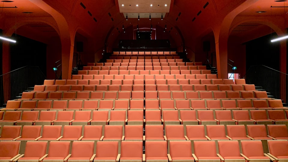 Des chaises dans une salle de spectacles de l'Agora des Arts.
