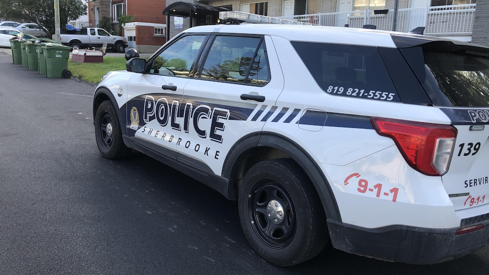 Un véhicule de police.
