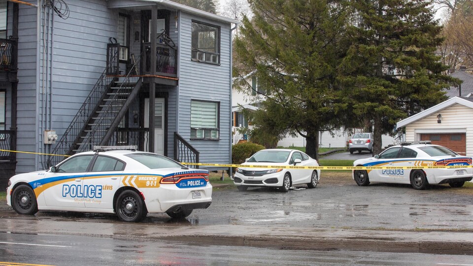 Deux voitures de la police de Lévis sont sur les lieux d'une agression.