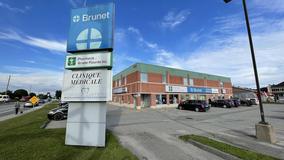 La façade d'une pharmacie Brunet à Sherbrooke.