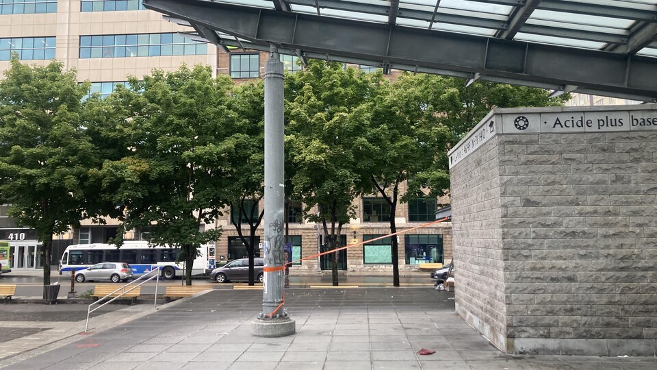 Un ruban de sécurité a été installé près de la scène de crime à la place de l'Université du Québec.