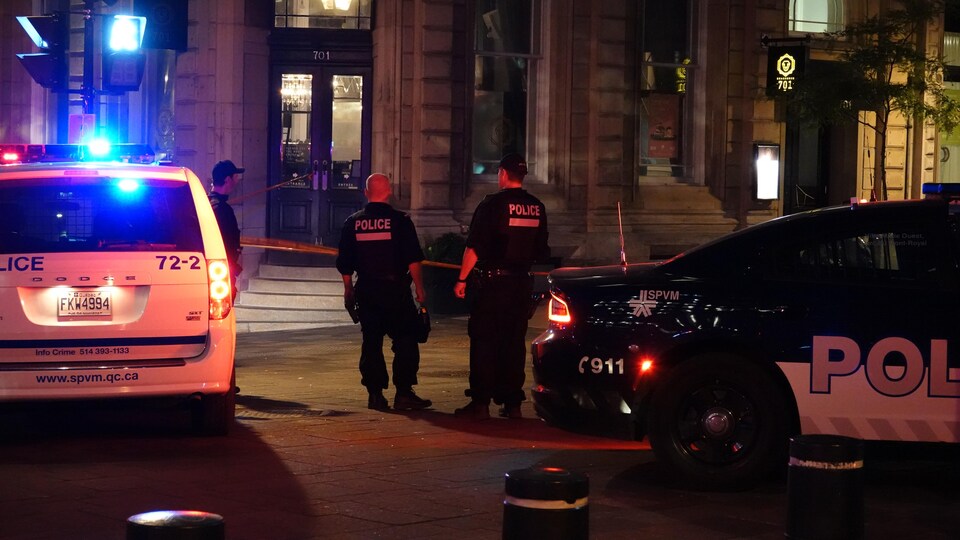 Des policiers du SPVM sur le lieu de l'agression.