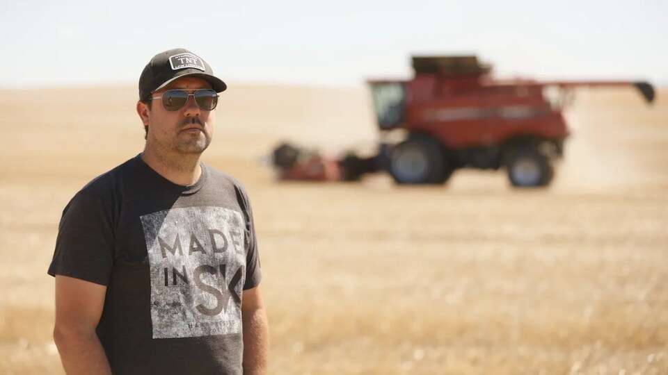 Le fermier saskatchewanais Derek Tallon dans son champ, près du village de Laflèche, en Saskatchewan.