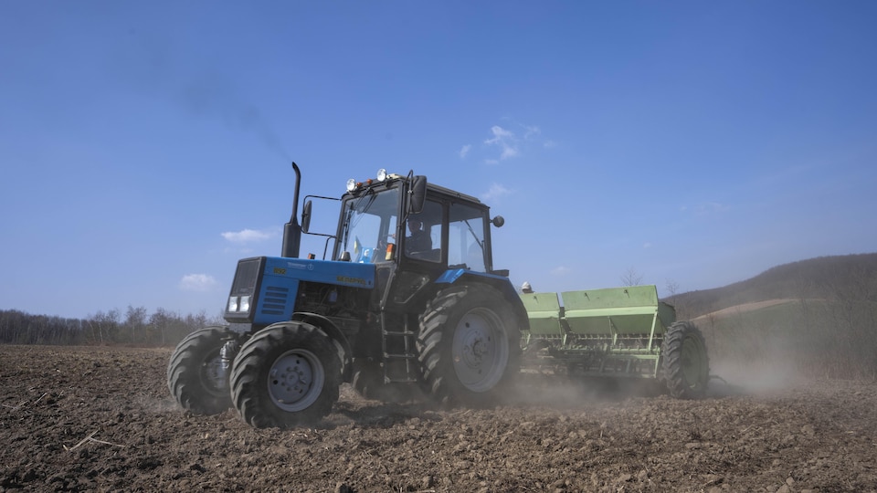 Un tracteur laboure une terre.  - agriculture ukraine - UKRAINE : La guerre risque de créer une crise alimentaire mondiale sans précédent.