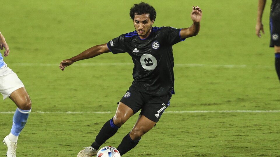 Ahmed Hamdi court avec le ballon à ses pieds.