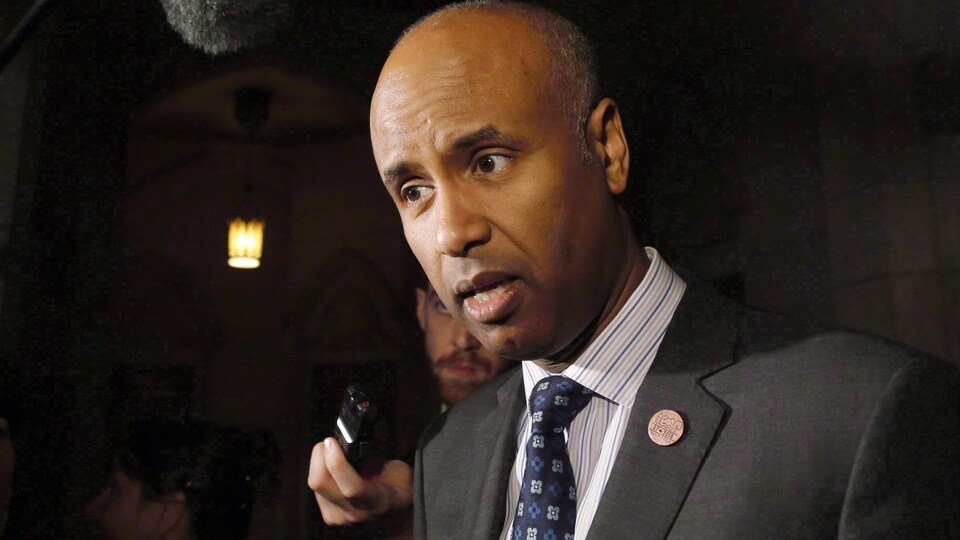 Le ministre de l'Immigration, des Réfugiés et de la Citoyenneté, Ahmed Hussen, s'adressant aux journalistes à l'extérieur de la Chambre des communes sur la colline du Parlement.