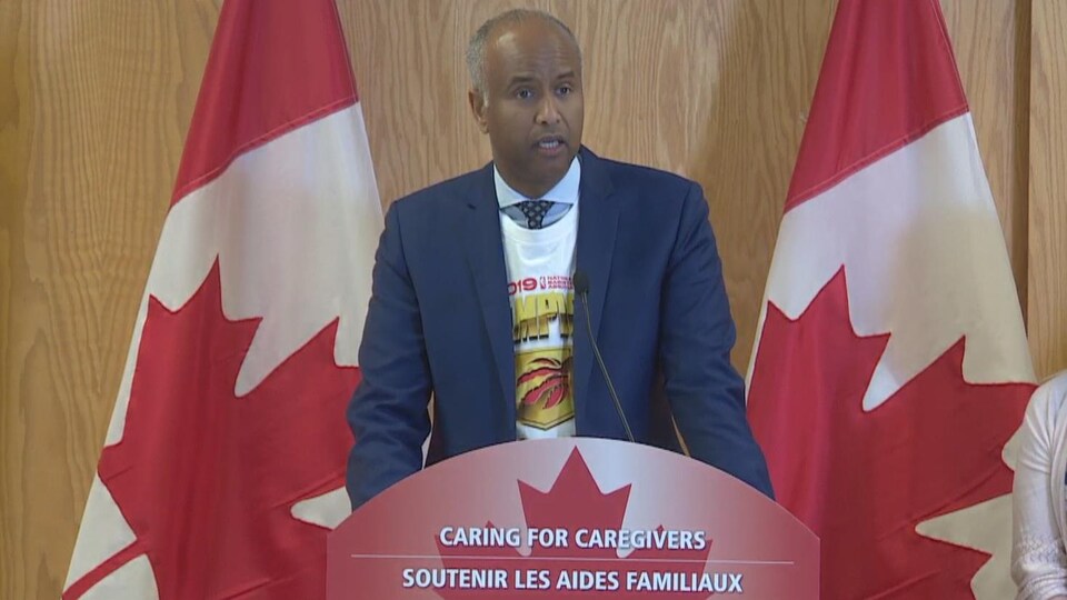 Ahmed Hussen parle à une tribune.