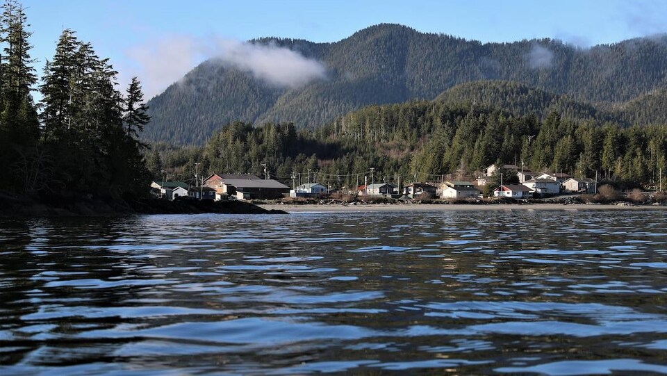 Photo d'Ahousaht, sur l'île Flores, l'une des plus grandes communautés côtières autochtones de la Colombie-Britannique.