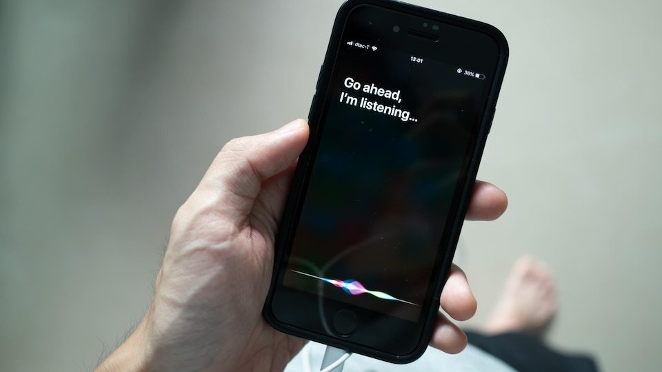 Un iPhone avec l'assistant vocal Siri, activé.
