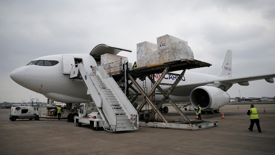 Du matériel médical chargé samedi dans un avion-cargo.