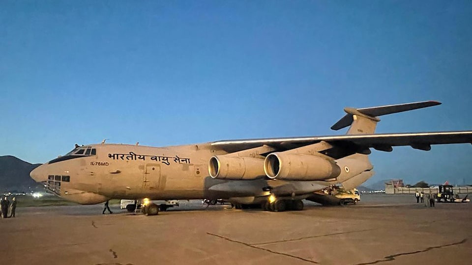 Un avion militaire indien transportant de l’aide atterrit à Kaboul, en Afghanistan.