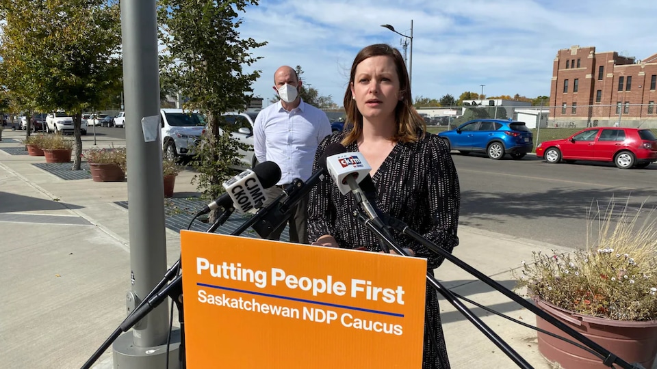 La porte-parole du Nouveau Parti démocratique de la Saskatchewan en matière de santé, Vicki Mowat.