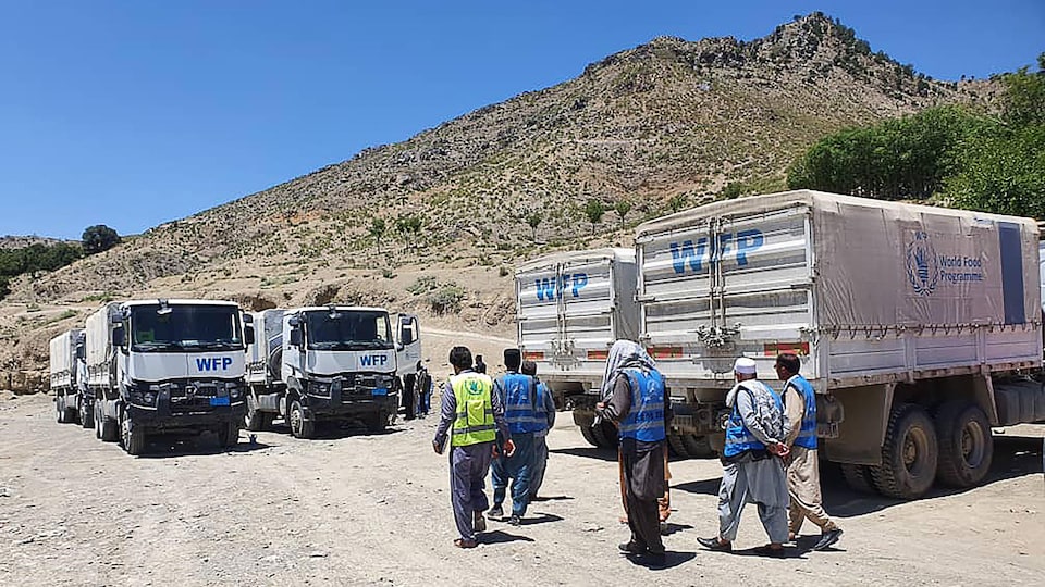 Des camions du Programme alimentaire mondial (PAM) transportant de l'aide après un tremblement de terre dans le district de Gayan, dans la province de Paktika.