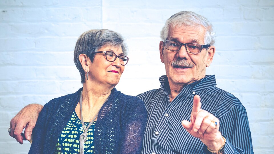 Un homme et une femme sont ainsi l'un à côté de l'autre.