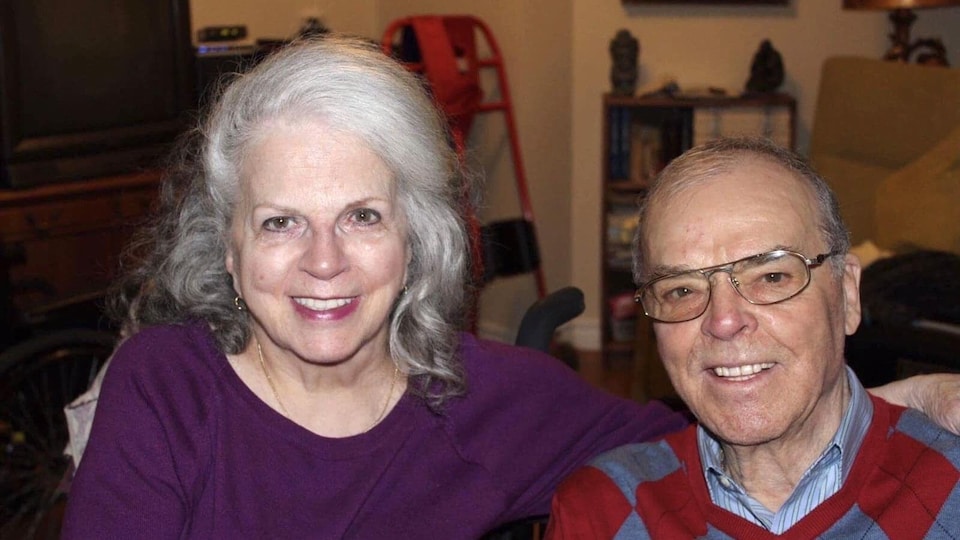 Un couple souriant de personnes aînées