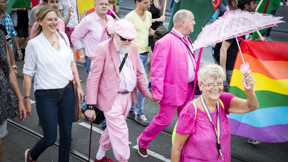 Un groupe de personnes âgées marchent dans un défilé de la Fierté à Amsterdam en 2016.