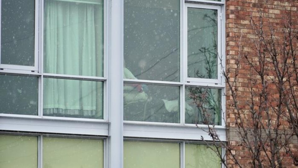 Des aînés vus à travers la fenêtre d'un centre pour personnes âgées d'Ottawa.