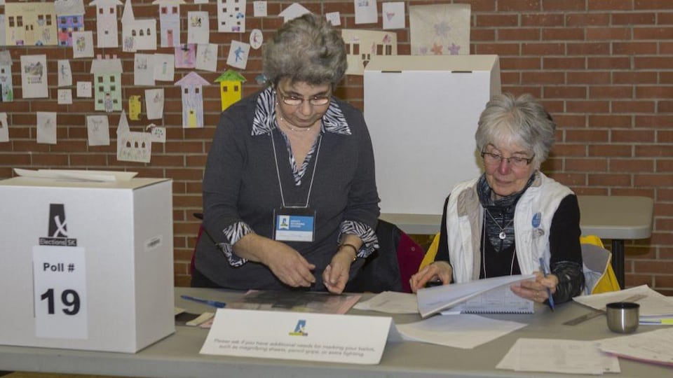 Deux aînées au bureau de vote.