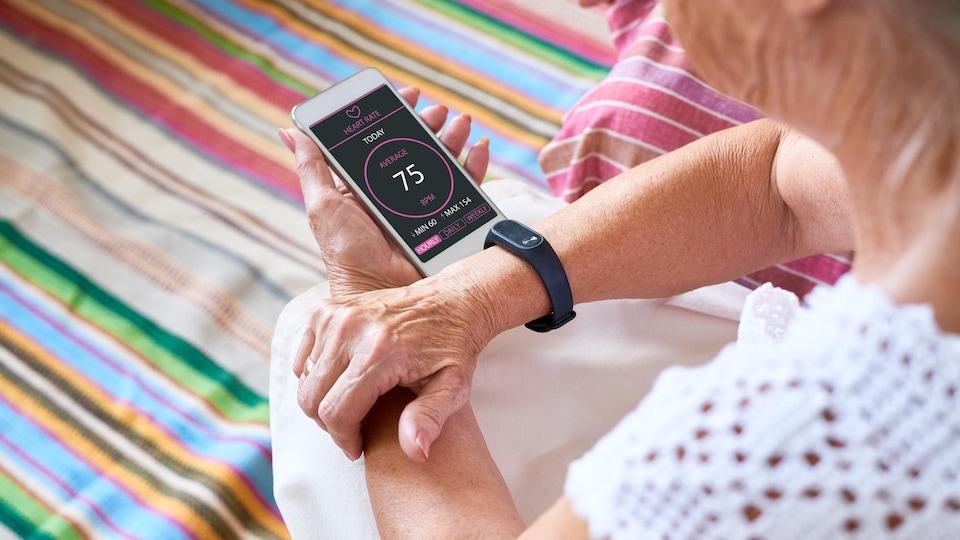 Une femme mesure ses battements cardiaques avec son téléphone
