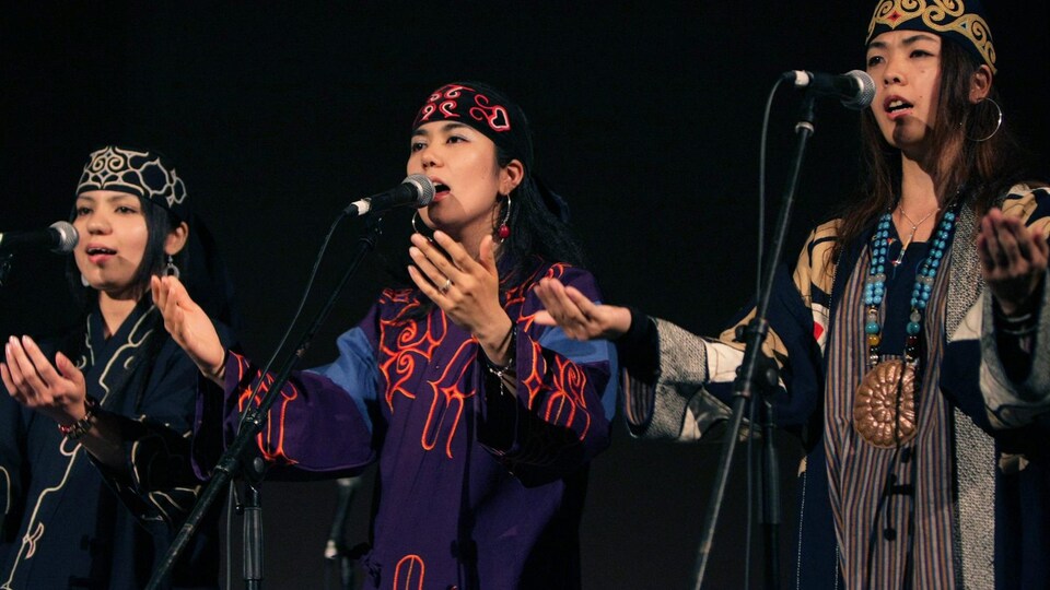 La chanteuse aïnoue Mina Sakai lors d'un concert du Sommet des peuples autochtones à Sapporo, dans le nord du Japon