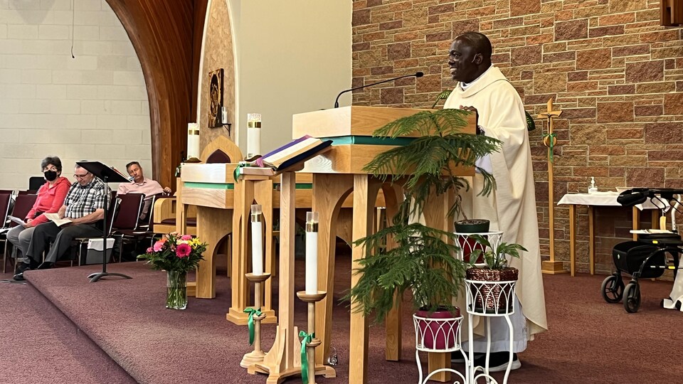 Le curé célèbre la messe à la paroisse des Saints-Martyrs-Canadiens de Saskatoon, le 12 juin 2022. 
