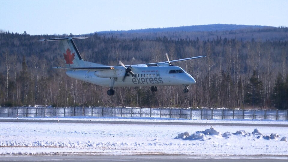 Un avion d'Air Canada atterrit à Gaspé.