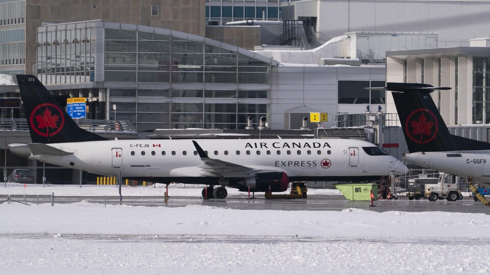 Un avion d'Air Canada sur le tarmac de l'aéroport Trudeau à Montréal.