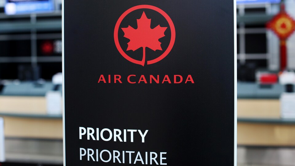 Logo d'Air Canada dans un aéroport.