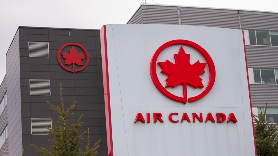 Édifice de la compagnie Air Canada à Saint-Laurent.