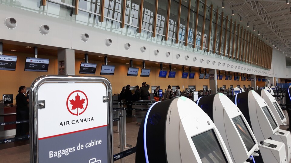 Les comptoirs d'Air Canada à l'Aéroport international Jean-Lesage de Québec.
