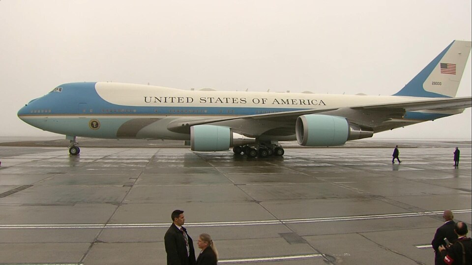 L'avion présidentiel des États-Unis lors de son atterrissage à Ottawa.