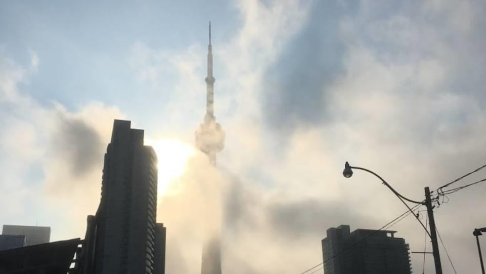 la tour CN derrière un nuage de pollution 