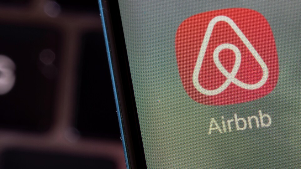L'application Airbnb sur un téléphone.