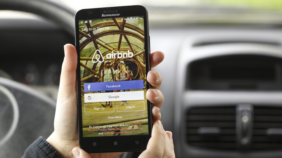 L'application airbnb est ouverte sur un téléphone. 