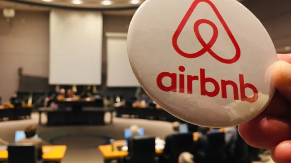 L'insigne d'Airbnb devant le conseil municipal d'Ottawa.