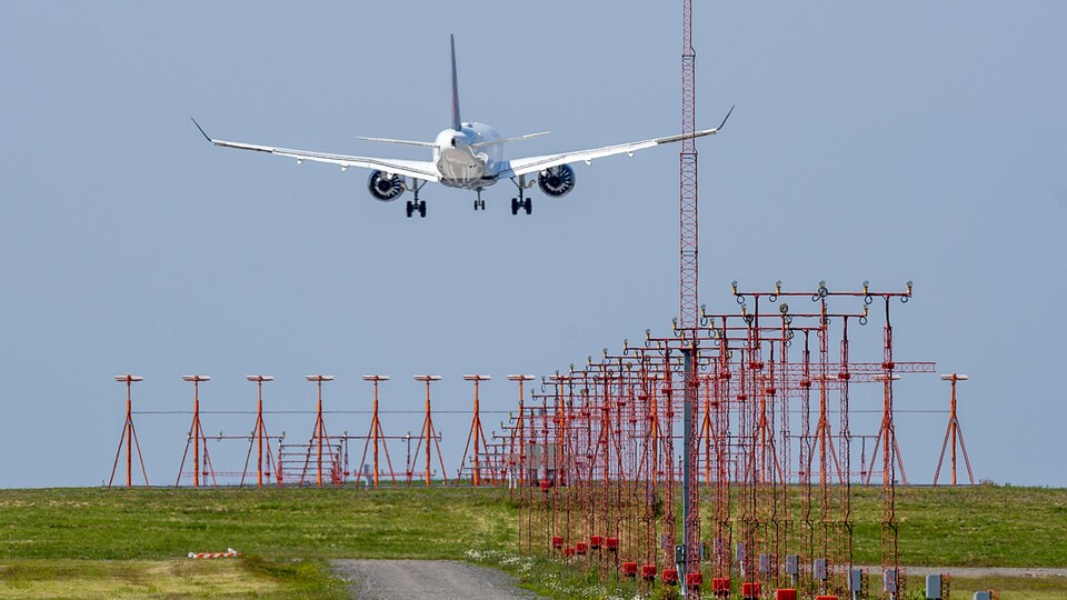Un avion Airbus A220-300 d'Air Canada arrive à l'Aéroport international Stanfield d'Halifax. 